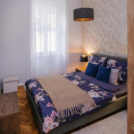 Saint Moor #1 Apartment Pecs